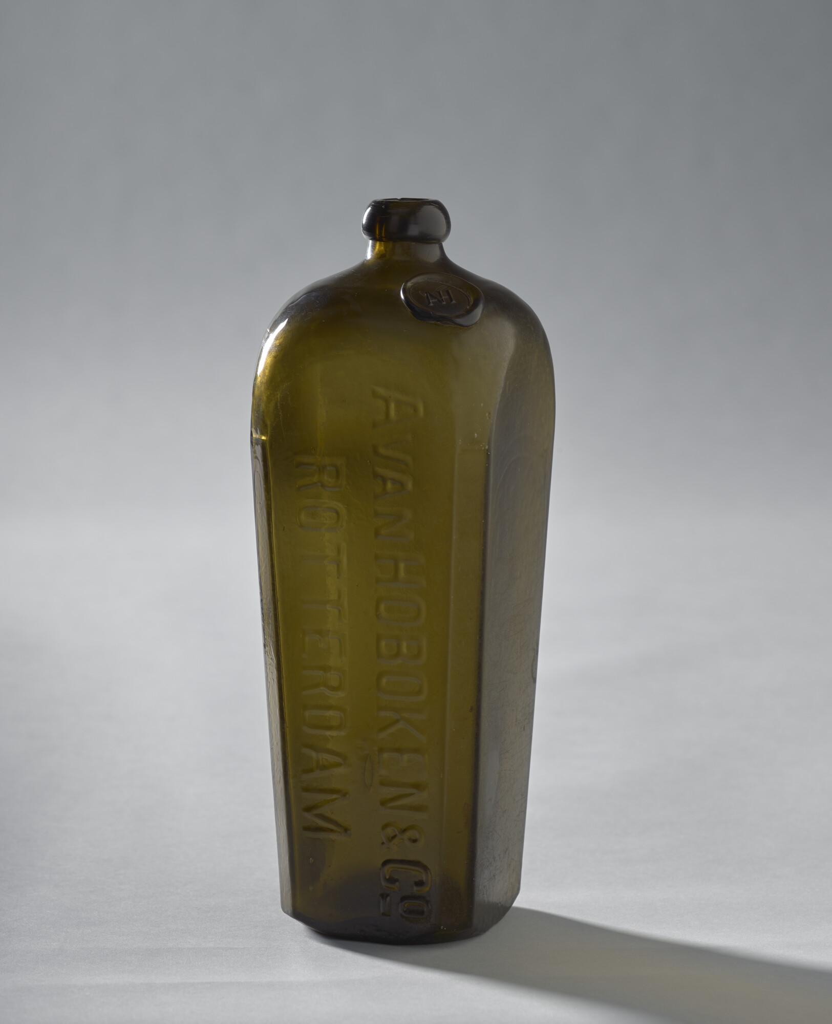 1990.0961; Vierkante jeneverfles. Met opschrift A. van Hoboken & Co. Rotterdam; fles