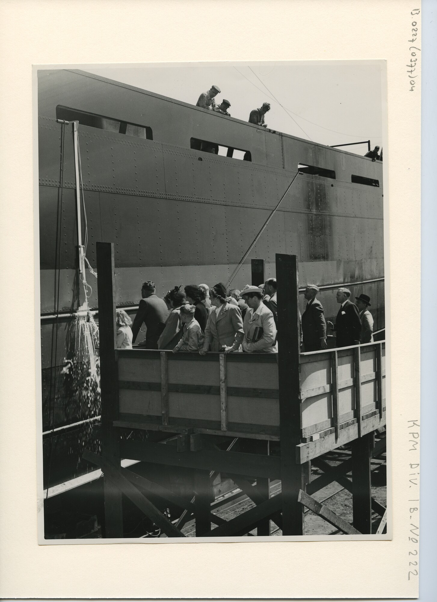 B.0227(0377)04; Foto van de doop en tewaterlating van ms. Sabang van de KPM; foto