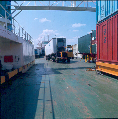 S.9100(8874); Dia van het Ro-Ro schip 'Abha' uit Willemstad (Nederlandse Antillen); diapositief