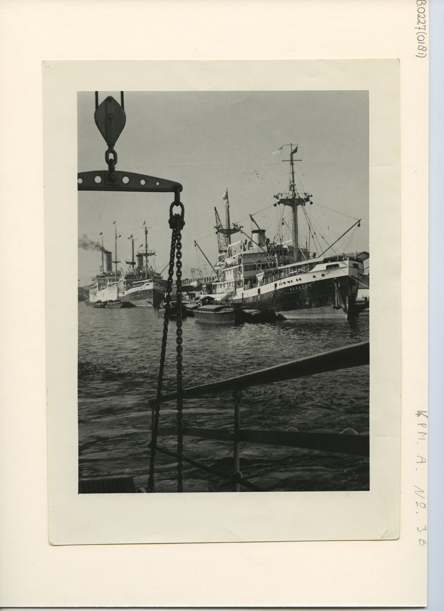 B.0227(0181); Foto van ms. Karaton afgemeerd aan de kade in Tandjong Priok; foto