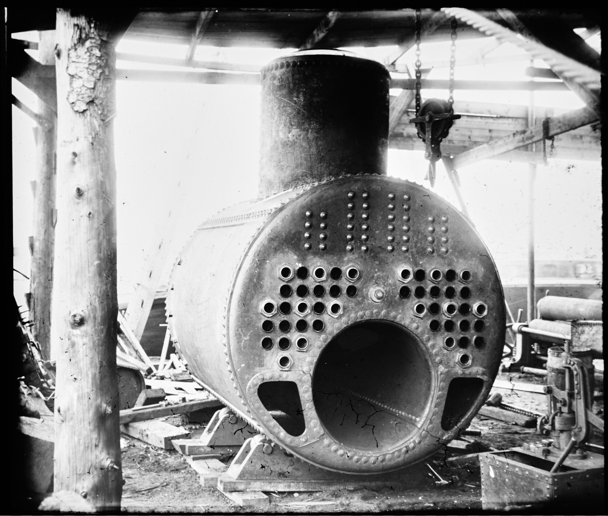 S.1156(06)068; Lantaarnplaatje van de stoomketel (no.18) voor het vrachtschip ss. Adèle; lantaarnplaatje