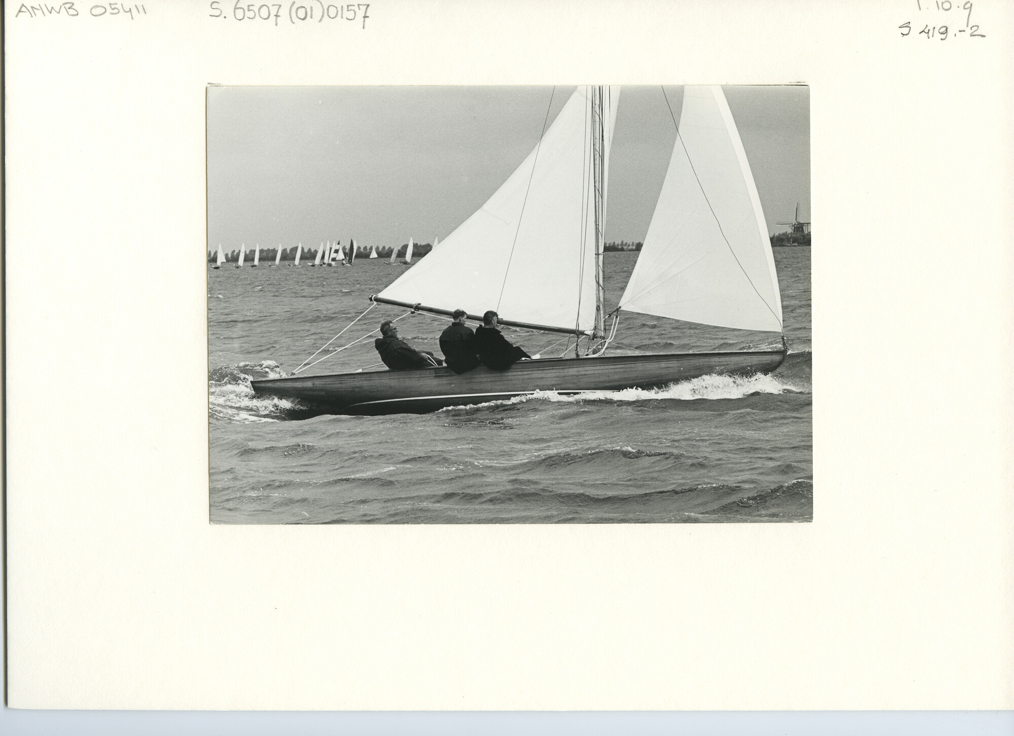 S.6507(01)0157; Foto van de Regenboog nummer 82 ('Beneventum', Hofland) met ruime wind op het Braassemermeer; foto