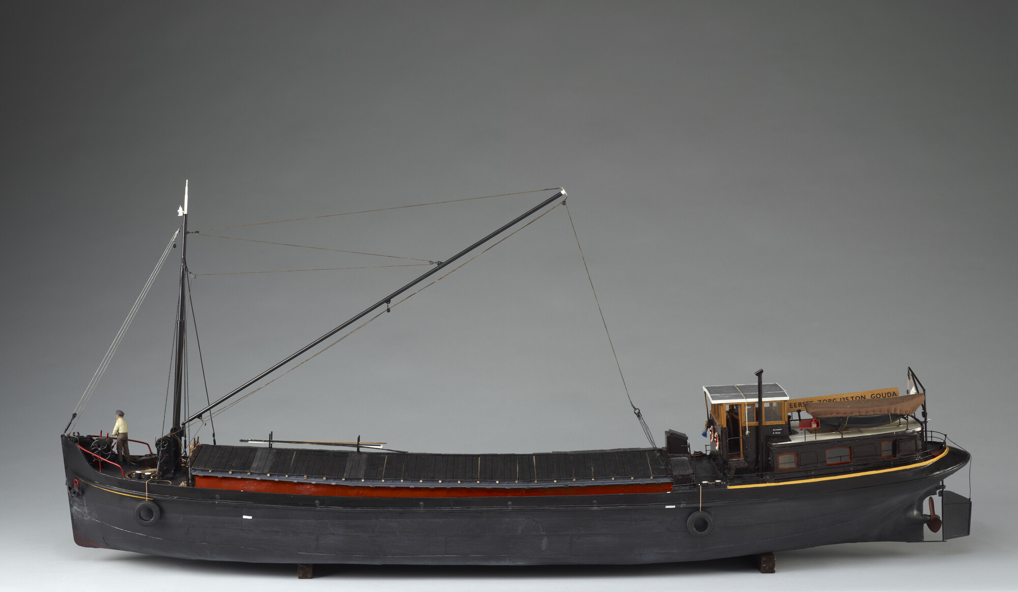 A.5135(01); Model van het luxe motorvrachtschip Eerste Zorg; scheepsmodel