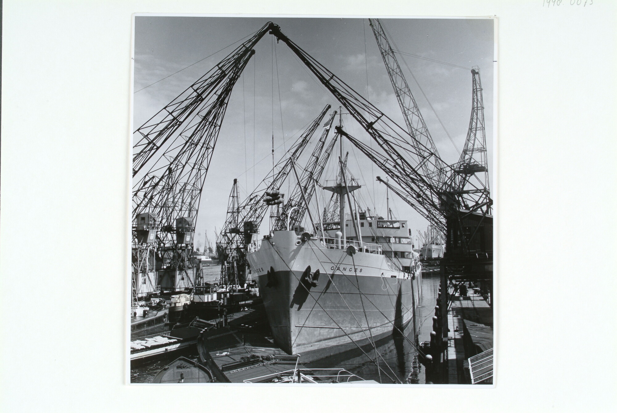 1998.0073; Gezicht op de Handelskade bij de vestiging van de Hollandsche Stoomboot Maatschappij (HSM); foto