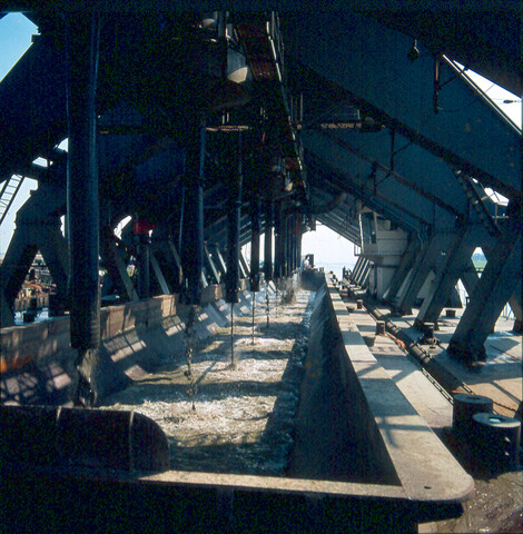 S.9100(5098); Uitbreiding (haven) IJmuiden. Dia ontziltingsponton 'Aquila'; diapositief
