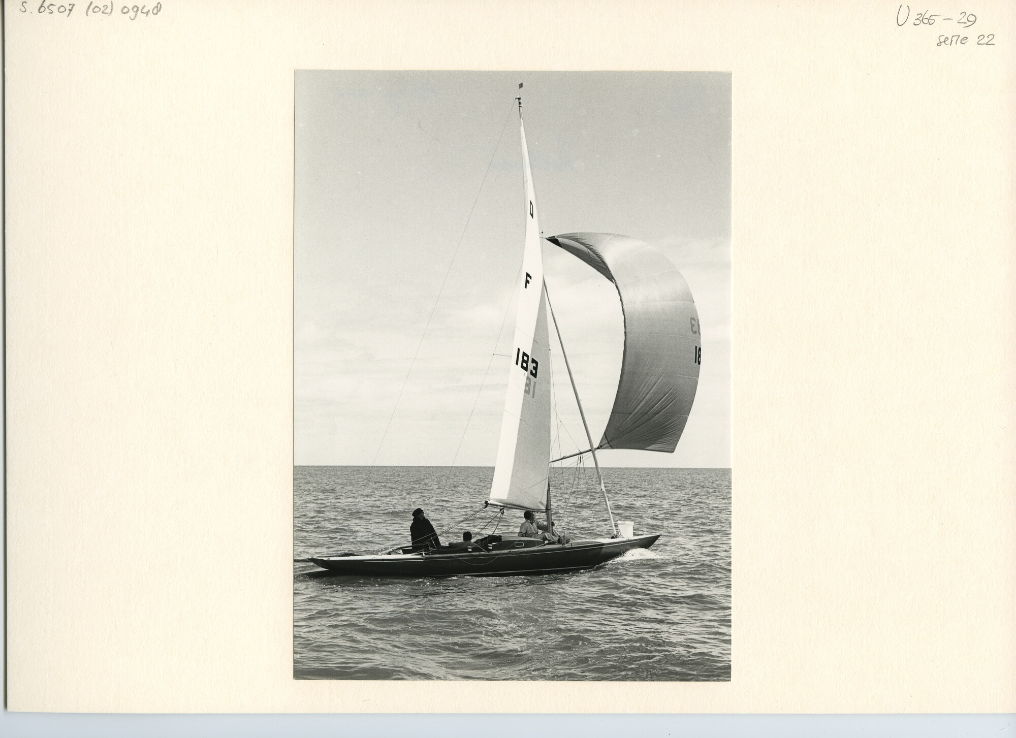 S.6507(02)0948.04; Zwart-wit foto van de Drakenklasse op het IJsselmeer voor Medemblik in een wedstrijd van KZ&RV Hollandia; foto