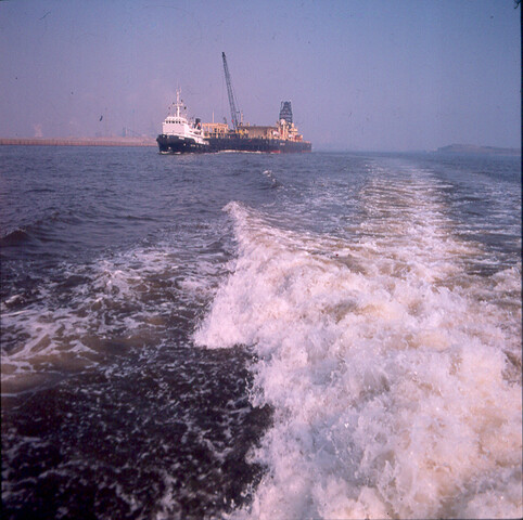S.9100(6877); Dia van de sleepboot 'Bever' met ponton, buitengaats, voorgrond schroefwater; diapositief