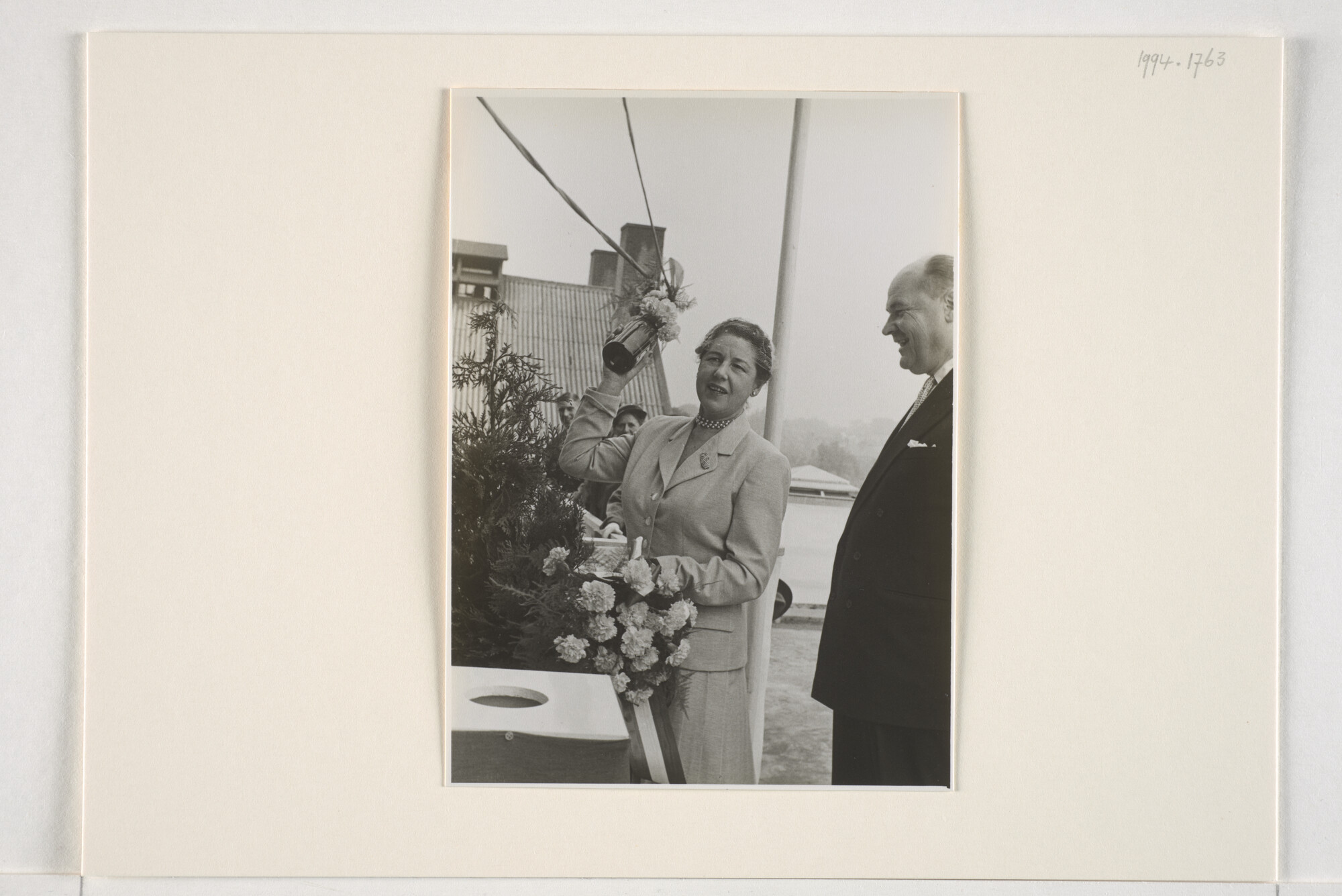 1994.1763; Fotos van de doophandelingen en receptie van de tewaterlating van het ms. Straat Madura; fotoreportage