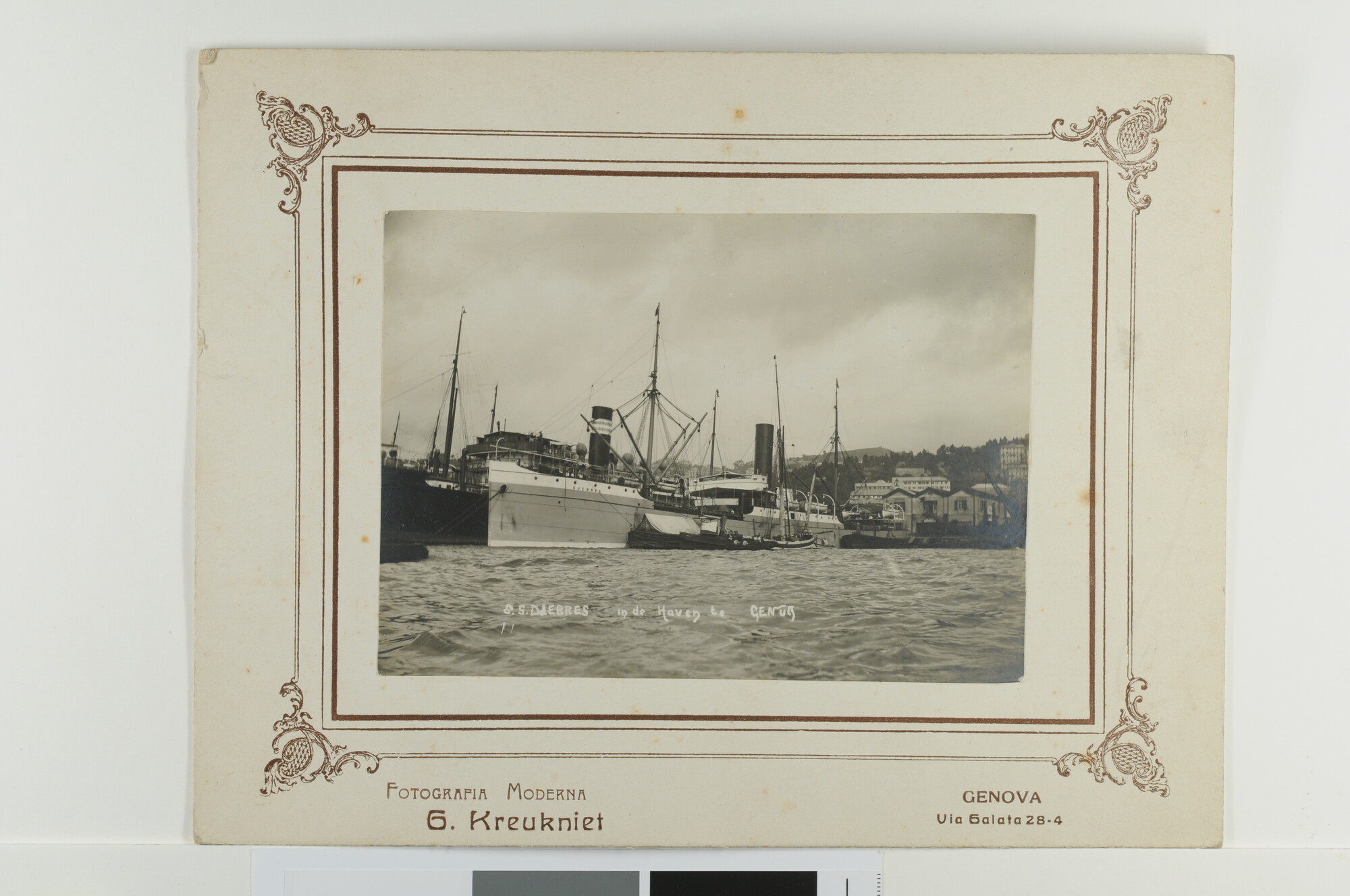 S.6254(10)a; Het vrachtschip ss. Djebres van de Rotterdamsche Lloyd in de haven van Genua; foto