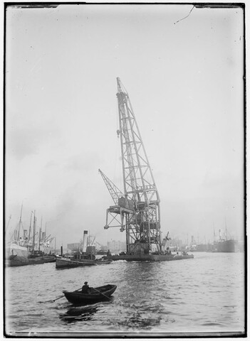 2018.1263; Glasnegatief van sleepboot Engineering (Nederlands, 1909) met drijvende kraan; glasnegatief
