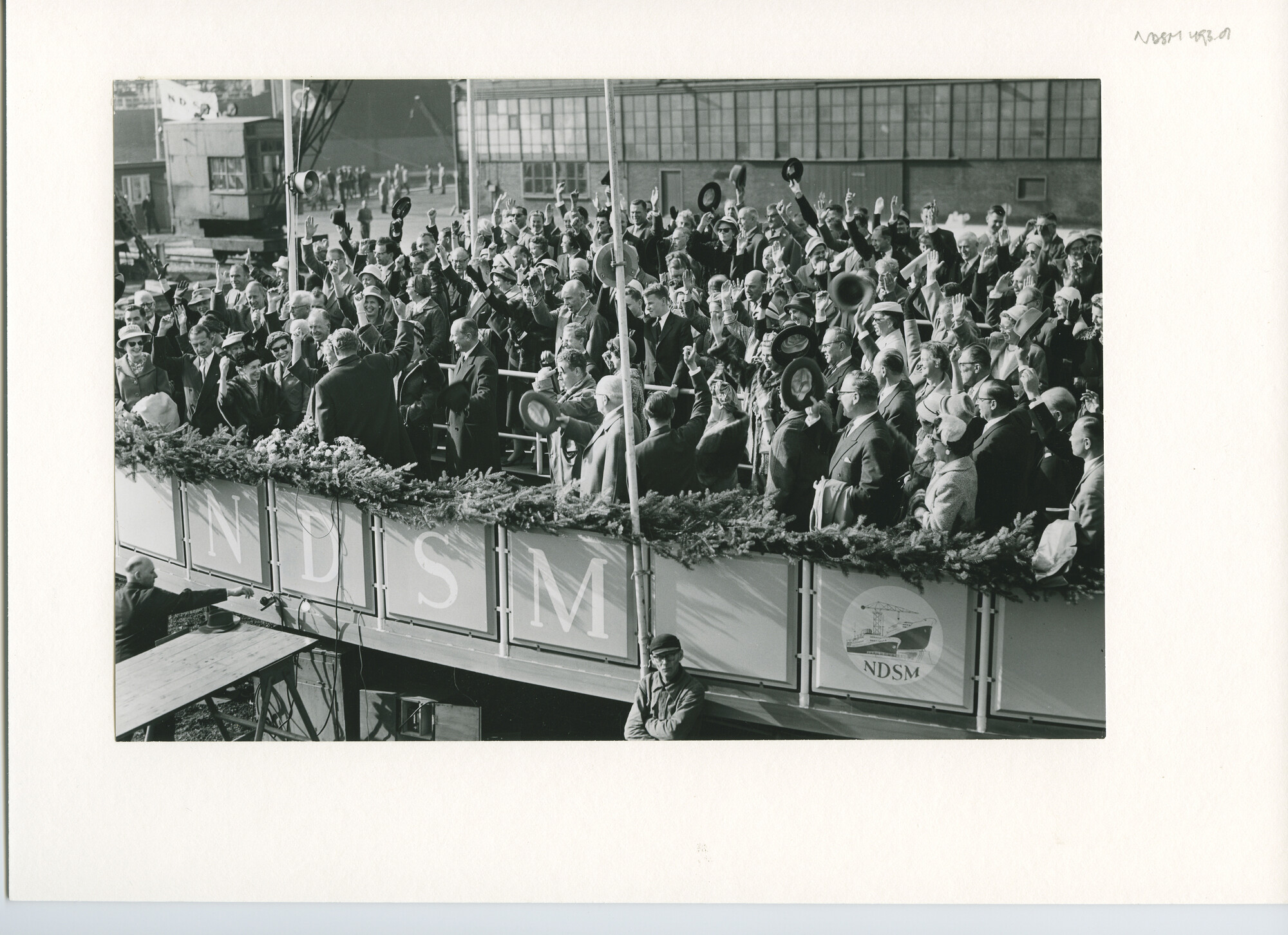 S.5444(2859)08; Foto van de tewaterlating van de tanker ss. Atys bij de NDSM ; foto