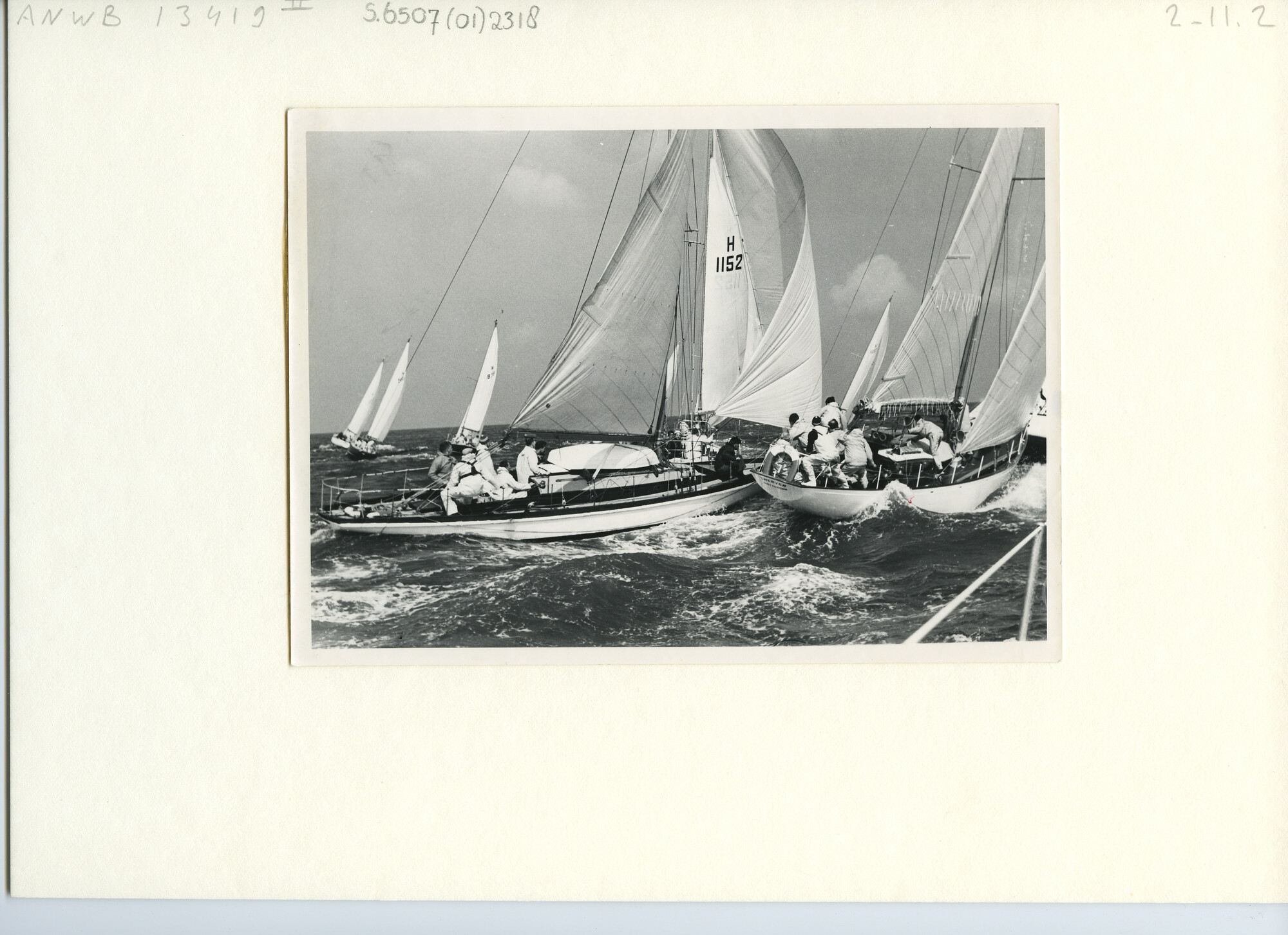 S.6507(01)2318; Twee R.O.R.C. (Nederland) jachten, zeilnummer H 1152 en Zwerver, zeilnummer 1038, hoog aan de wind en dicht bij elkaar op volle zee; foto