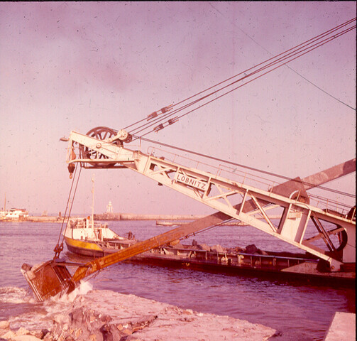 S.9100(0073); Uitbreiding van de pieren van IJmuiden, april 1962; diapositief