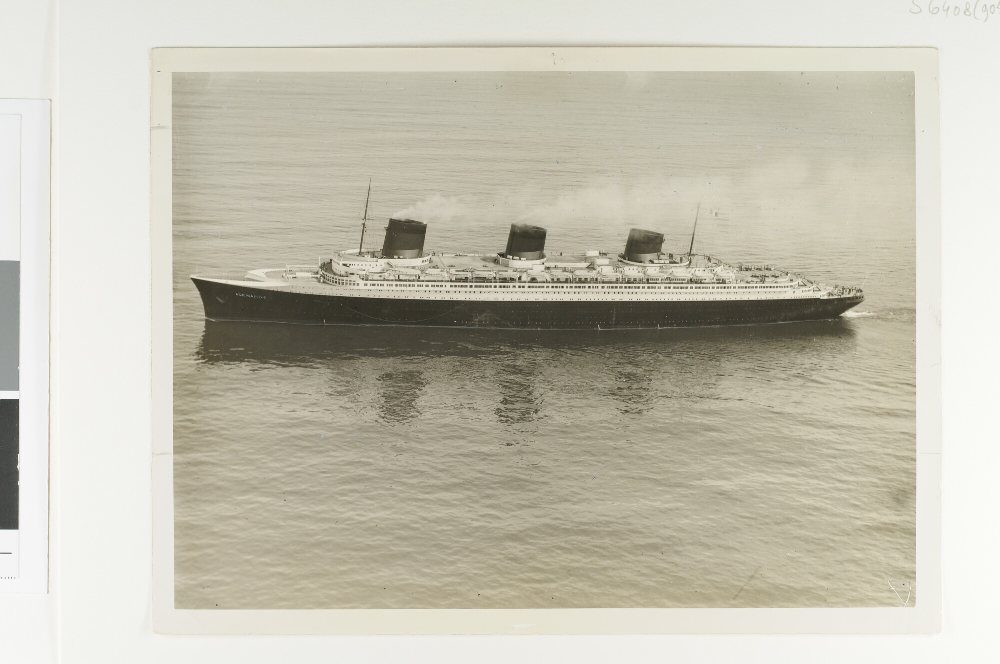 S.6408(0905); Luchtfoto van het Franse passagiersschip ss. Normandie van de Compagnie [...]; foto