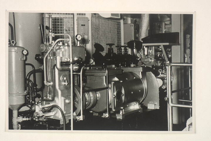 S.5219(12)0177; Interieurfoto's van dek, machinekamer, hut marconist en eetzaal van de Braziliaanse hekwielers Veiga Cabral, Placido de Castro, Irineu Evangelista; fotoreportage
