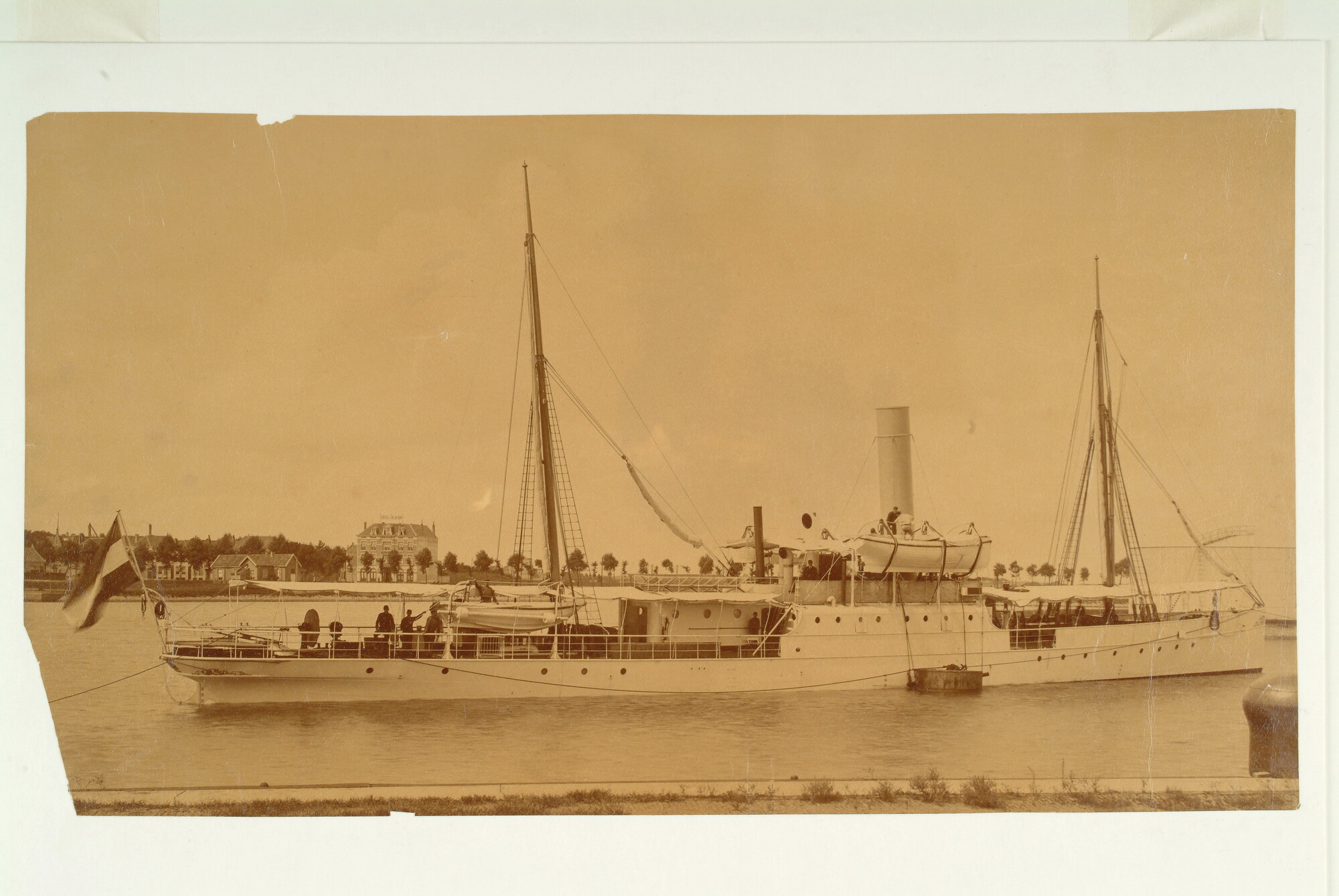 S.0525(52)8; Het schroefstoomschip Zr.Ms. 'Argus' (of 'Cycloop'), bestemd voor de bestrijding van de opiumsluikhandel, 1893; foto