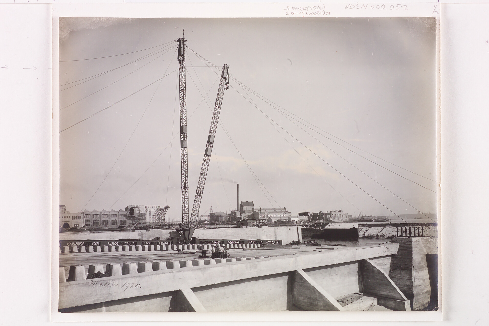 S.5444(00051)01; Foto van de nieuwbouw van de werf van de Nederlandsche Scheepsbouw Maatschappij aan de Cornelis Douwesweg in Amsterdam; foto