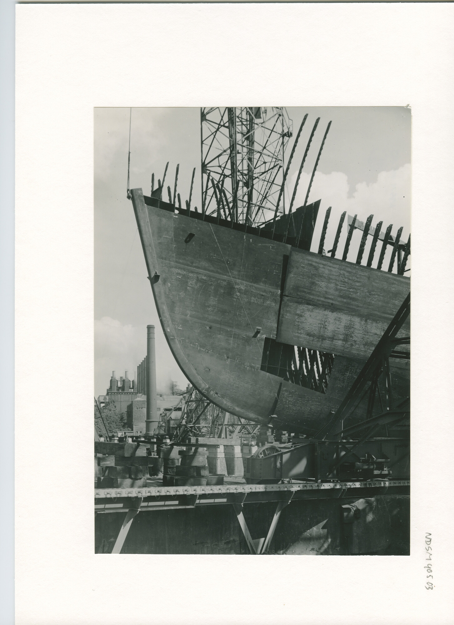 S.5444(1729)2; Foto van het Noorse vrachtschip ms. Bougainville in aanbouw bij de NDSM; foto