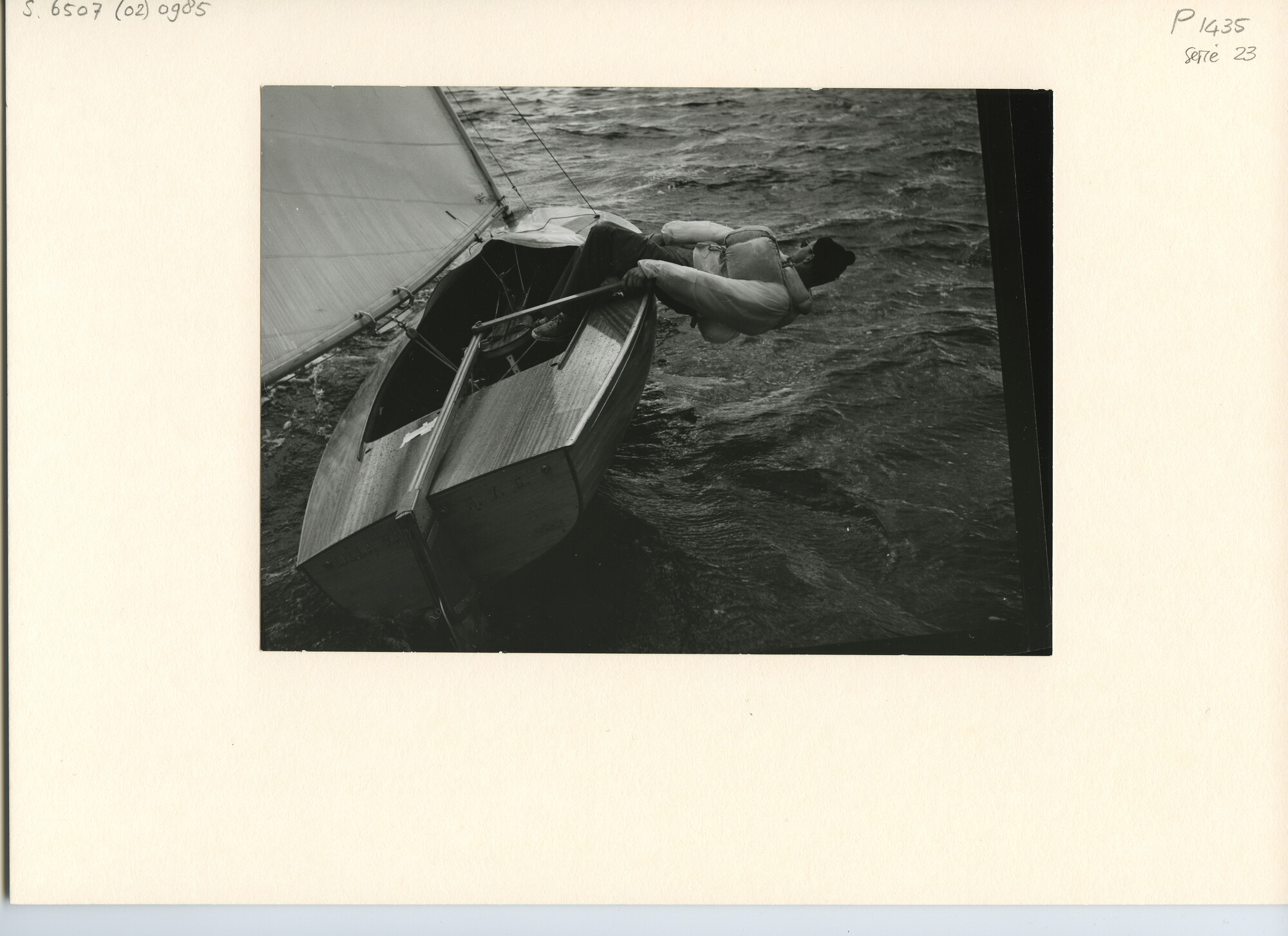 S.6507(02)0985.06; Zwart-wit foto van de O-jollen-klasse op de Westeinderplassen in strijd om de Gouden O-jol; foto