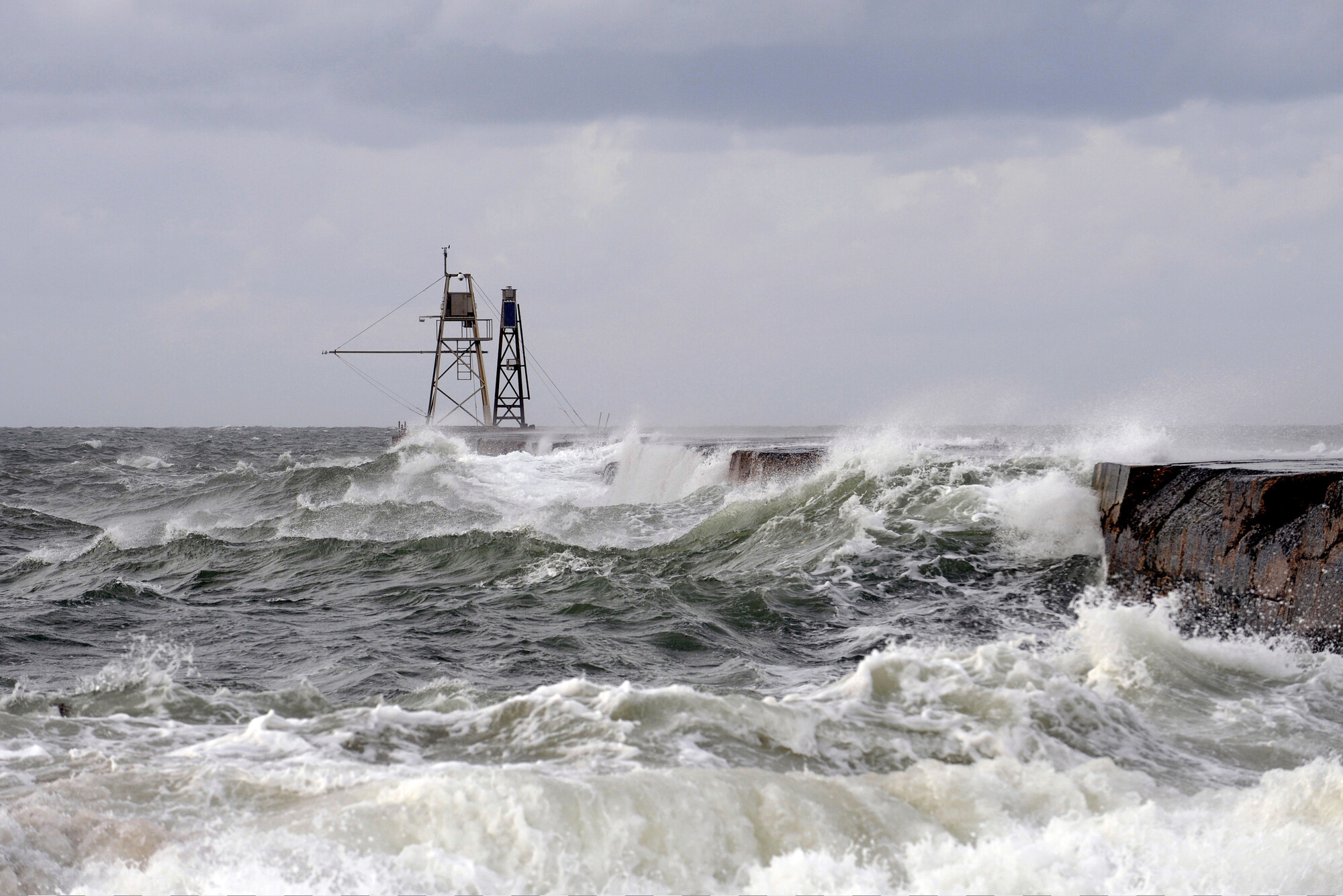 2019.0219; Kleurenfoto van een golfbreker bij Hanstholm, Denemarken, 2008; foto