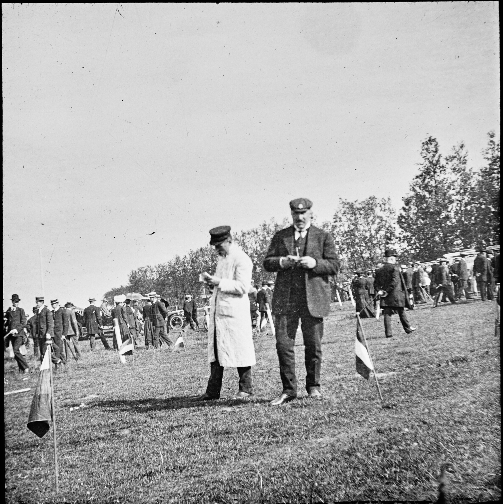 S.1156(06)375-09; Lantaarnplaatje van twee mannen op een veld met notitieboekje in de hand; lantaarnplaatje