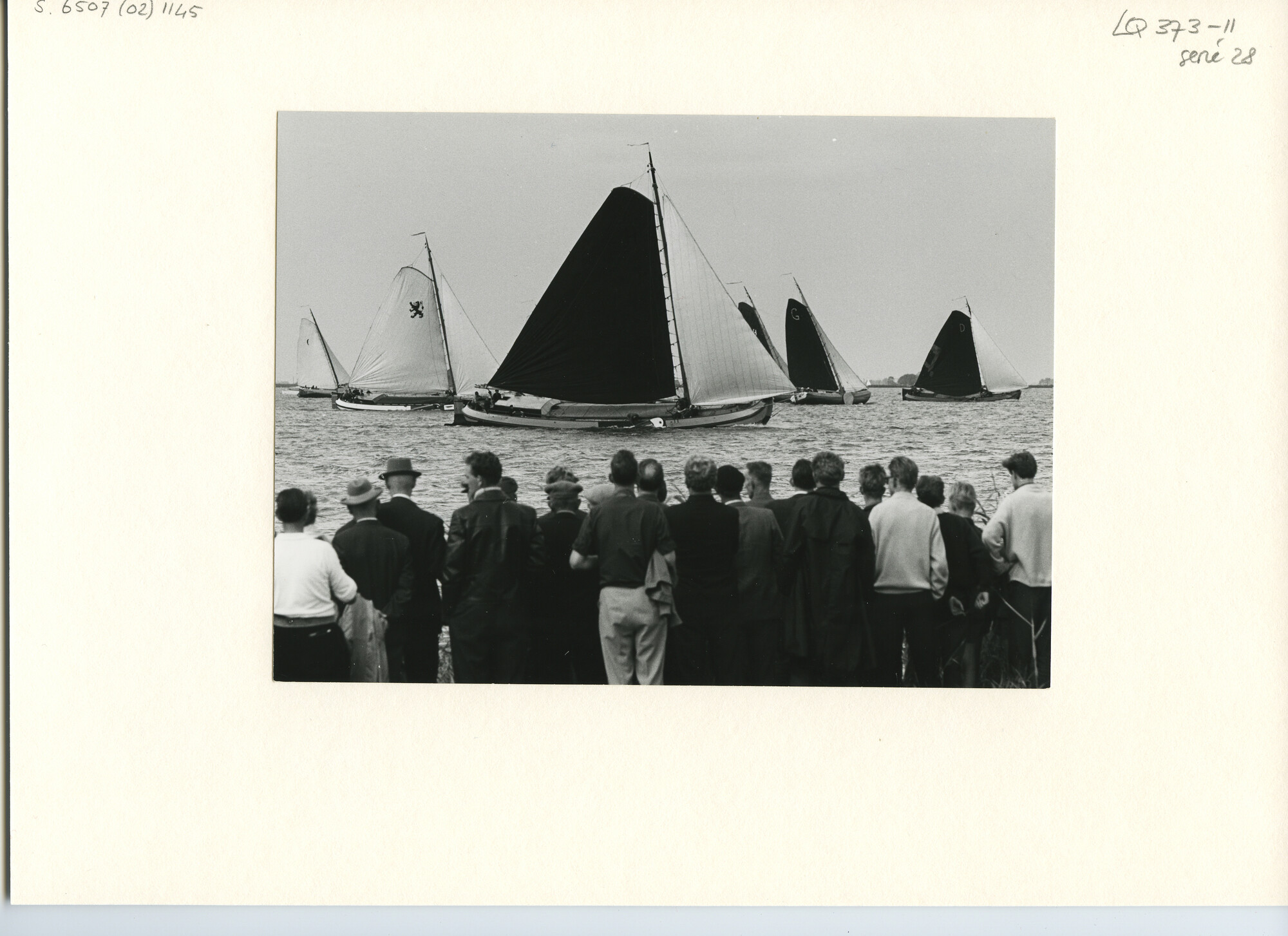 S.6507(02)1145.05; Zwart-wit foto van het skûtsjesilen op de Fluessen met een aanwakkerende wind.; foto