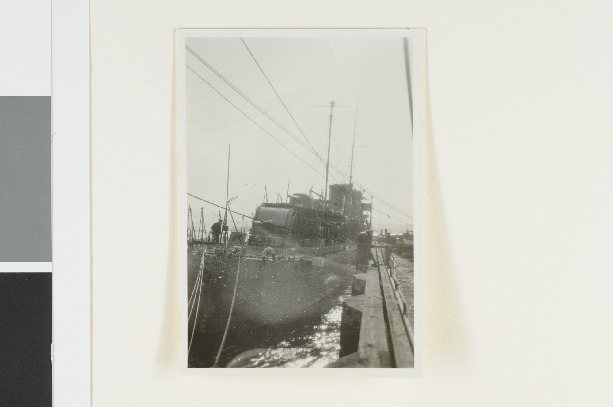 A.2867(01)078; De torpedobootjager Hr.Ms. Van Galen aan een kade; foto