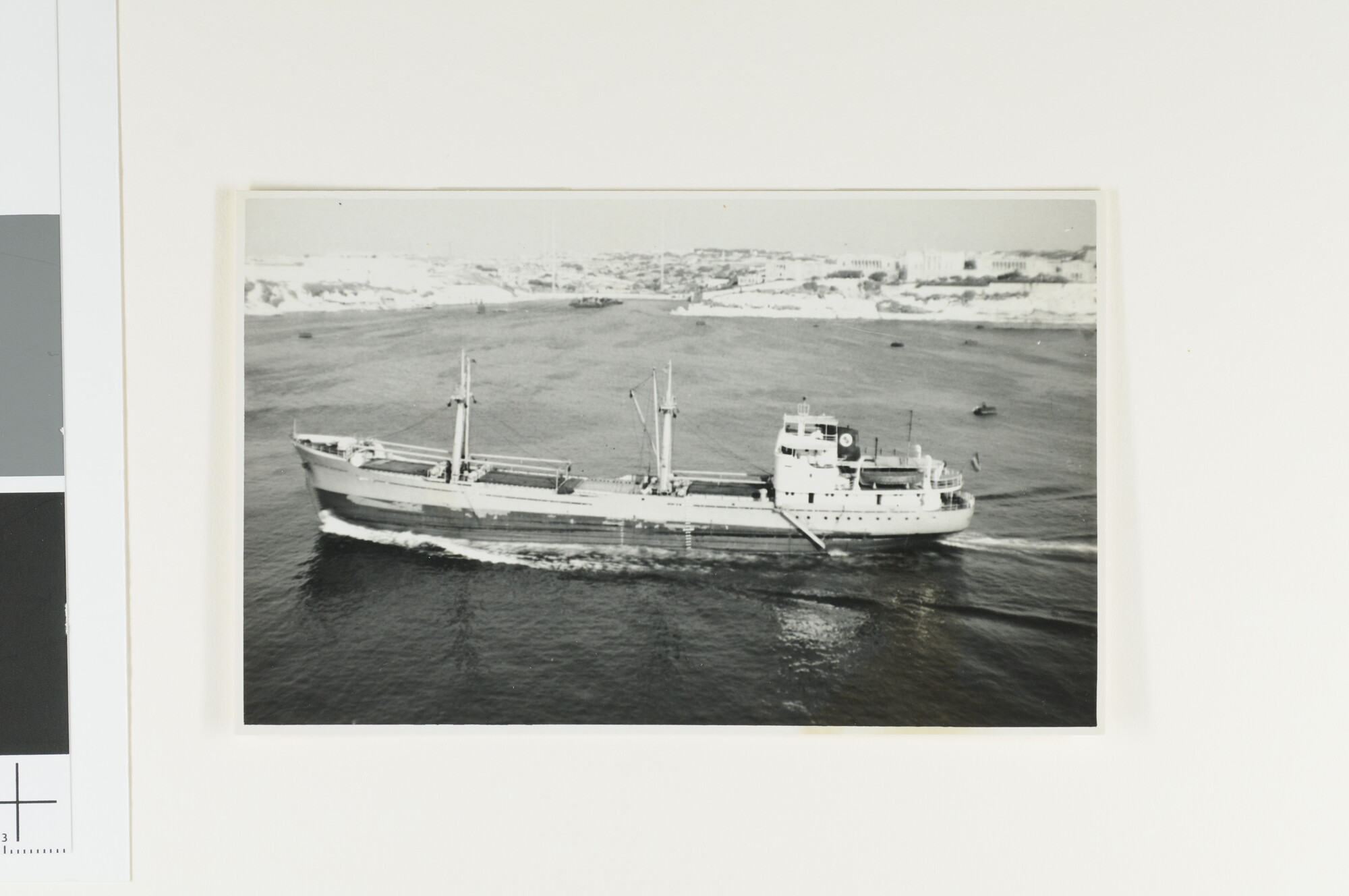 A.4426(59); Een luchtfoto van de coaster ms. 'Geertje Buisman' van de Kustvaart Onderneming Zwartsluis gezien bij de haven van Valetta (Malta); foto