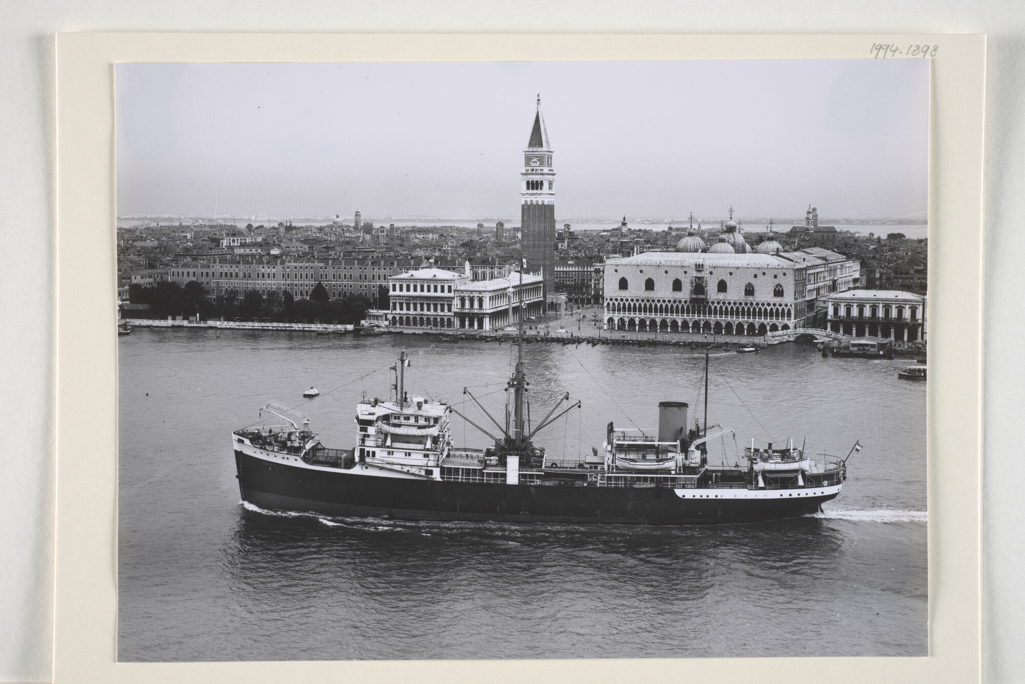 1994.1898; Het ms. 'Waikelo' van de KPM vaart langs het 'Dogenpaleis' en het San Marcoplein in Venetië; foto