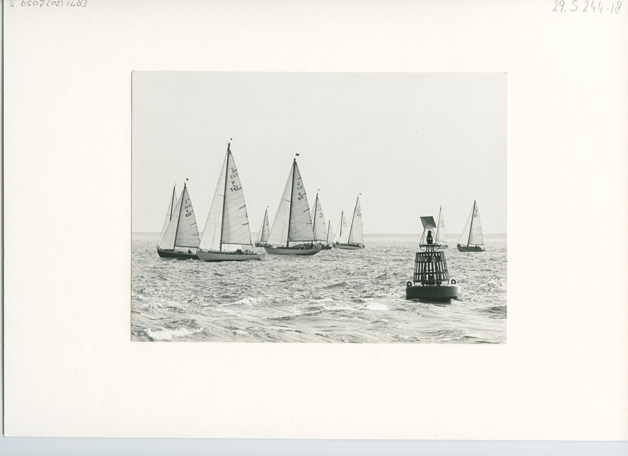 S.6507(02)1483.05; Zwart-wit foto van de start van de Hoek van Holland-Harwich race 1965 met zwakke wind; foto