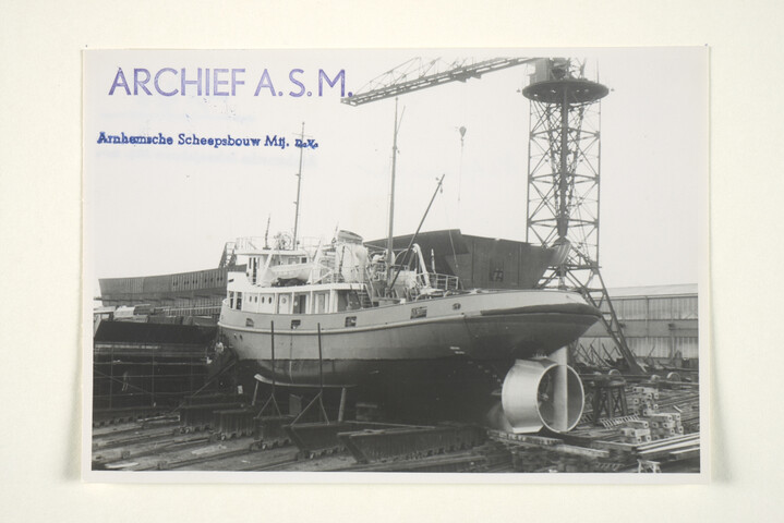 S.5219(12)0247; De bergings- en brandblussleepboot 'Passaat' van Shell Tankers NV; foto