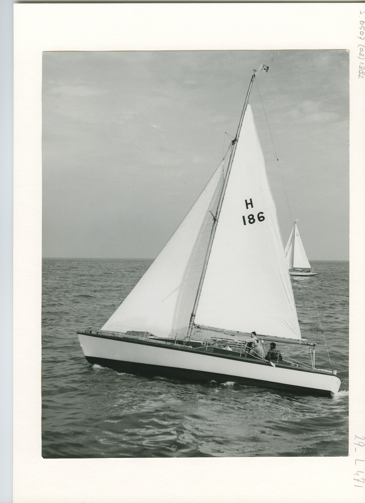 S.6507(02)1382.05; Zwart-wit foto van deelnemers aan de Hoek van Holland-Harwich-race aan de wind; foto