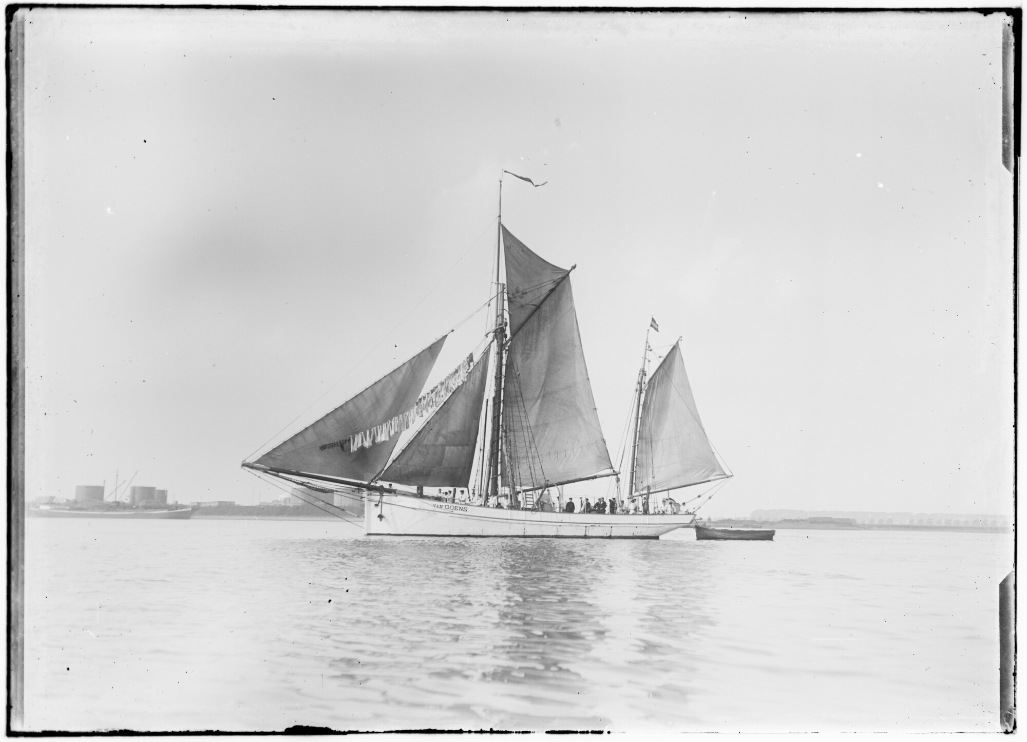 2018.1787; Glasnegatief van loodskotter no. 74 Van Goens (Nederlands, 1870); glasnegatief