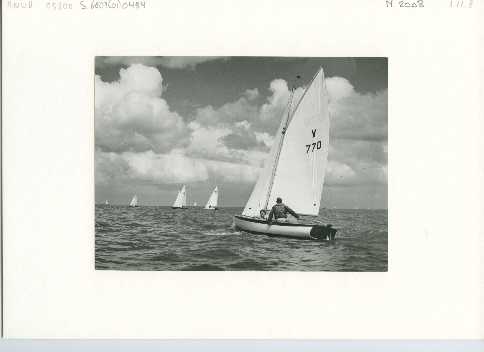 S.6507(01)0454; Hollandweek II: de Vrijheidsklasse met een licht briesje in een kruisrak op het IJsselmeer voor Muiden; foto