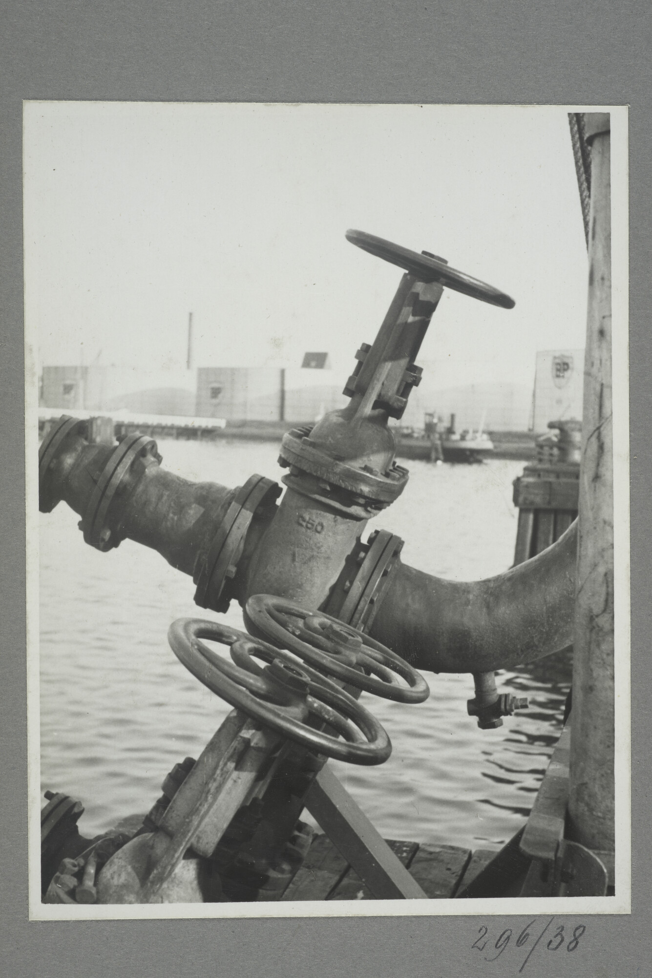 1998.2177; Omslag/ album met een grote hoeveelheid proeffoto's gemaakt door mw. A.M. Wolff-Koller in opdracht van de Gemeente Handelsinrichtingen in Amsterdam; omslag