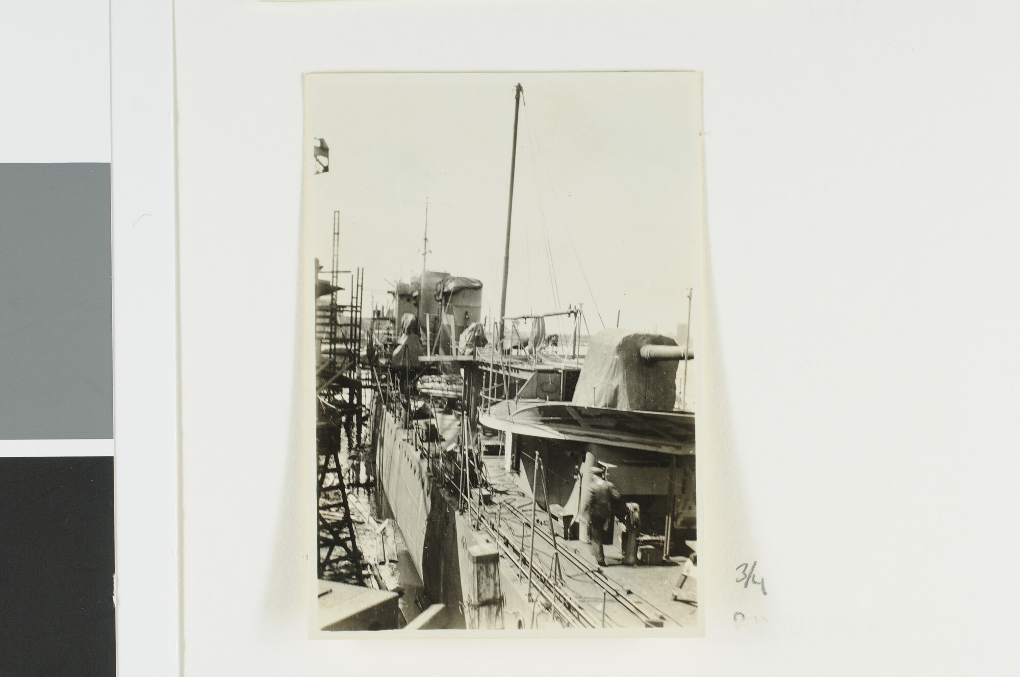 A.2867(03)012; De torpedobootjager Hr.Ms. 'Kortenaer' afgemeerd in de haven van Rotterdam; fotoreportage