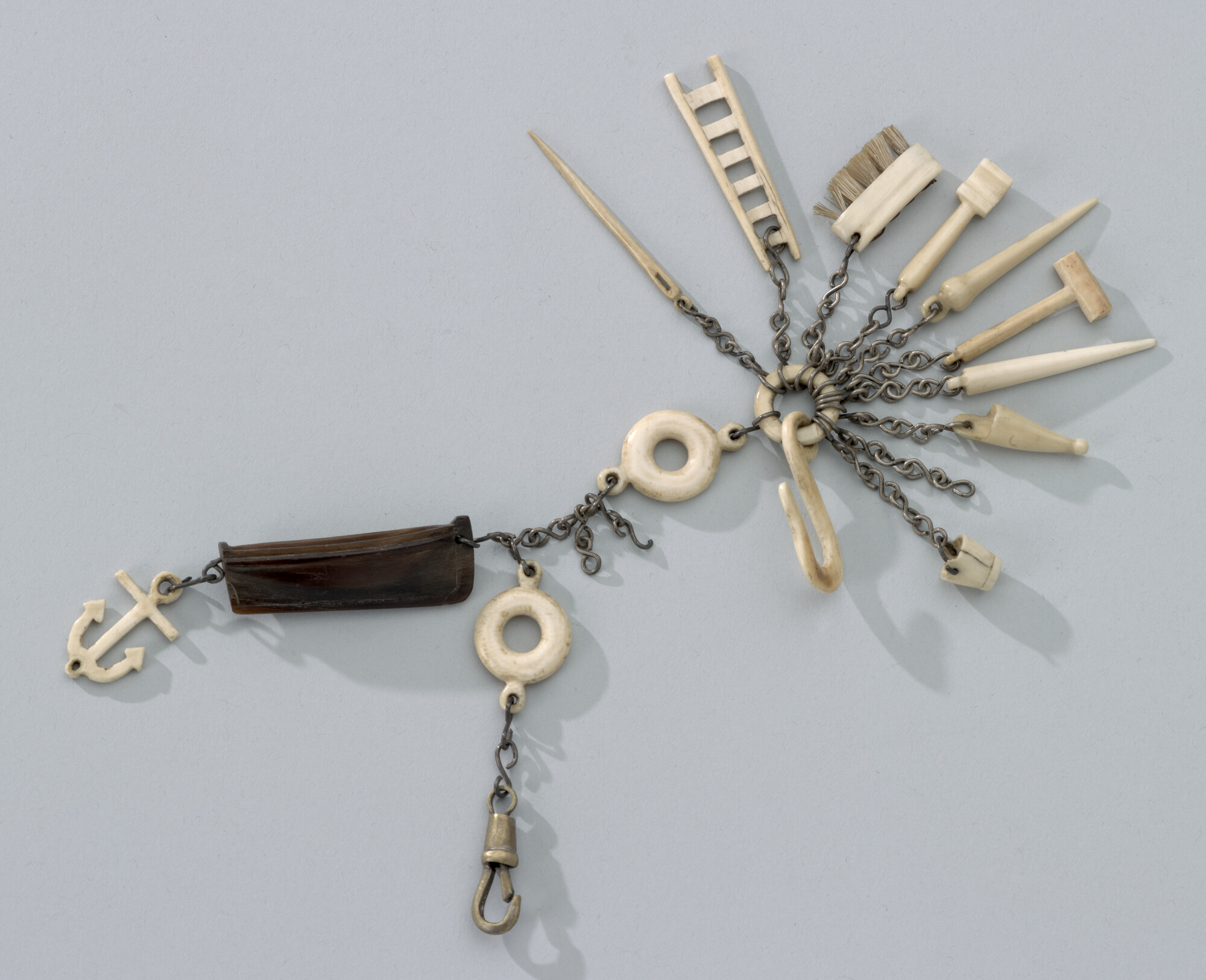 2010.2150; Horlogeketting met scrimshaw hangertjes; horlogeketting