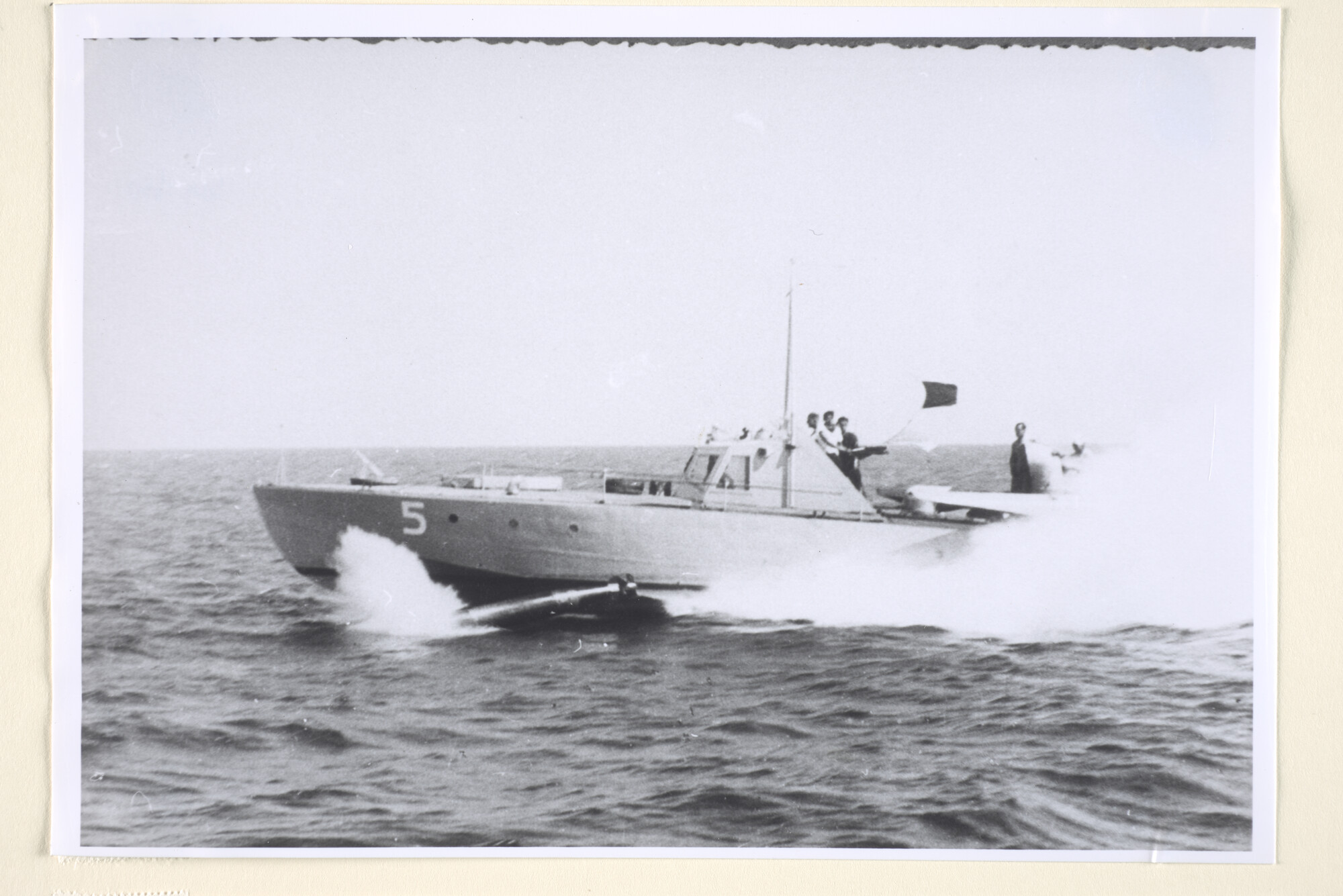1995.1303; Reproductiefoto's van motortorpedoboot 'TM 5' tijdens oefeningen in de Indische wateren; fotoreportage