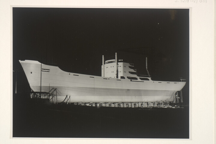 S.5219(12)0111; Foto's van de bouw van het Finse vrachtschip ss. 'Pamilo' voor Enso Gutzeit te Helsinki op de dwarshelling van de ASM; fotoreportage