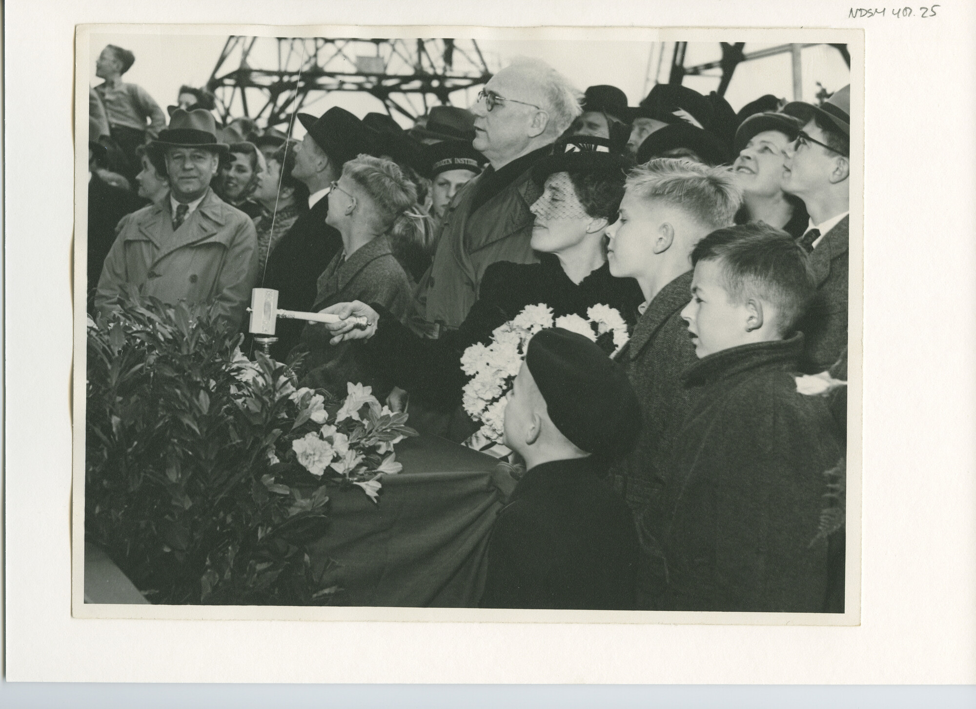 S.5444(1666); Foto van de doop van ms. Karaton of Karossa van de KPM; foto