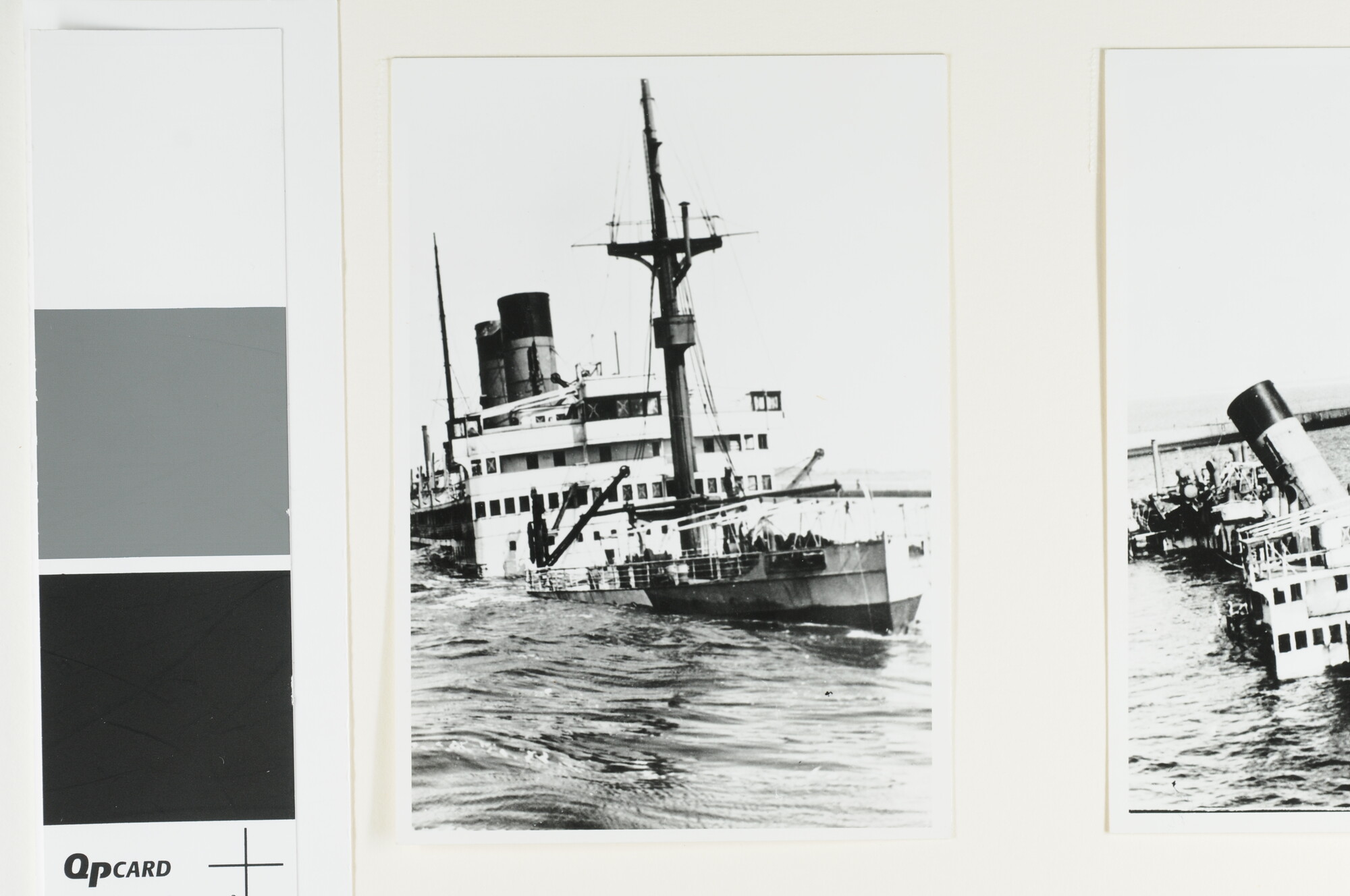 A.4743(18); Foto's van het mailschip ss. 'Jan Pieterszoon Coen' van de SMN als blokschip in de havenmond van IJmuiden; fotoreportage