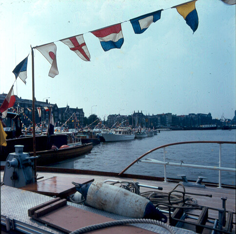 S.9100(4143); Amsterdam police band saluts golden armada. Dia van de Amsterdamse [...]; diapositief