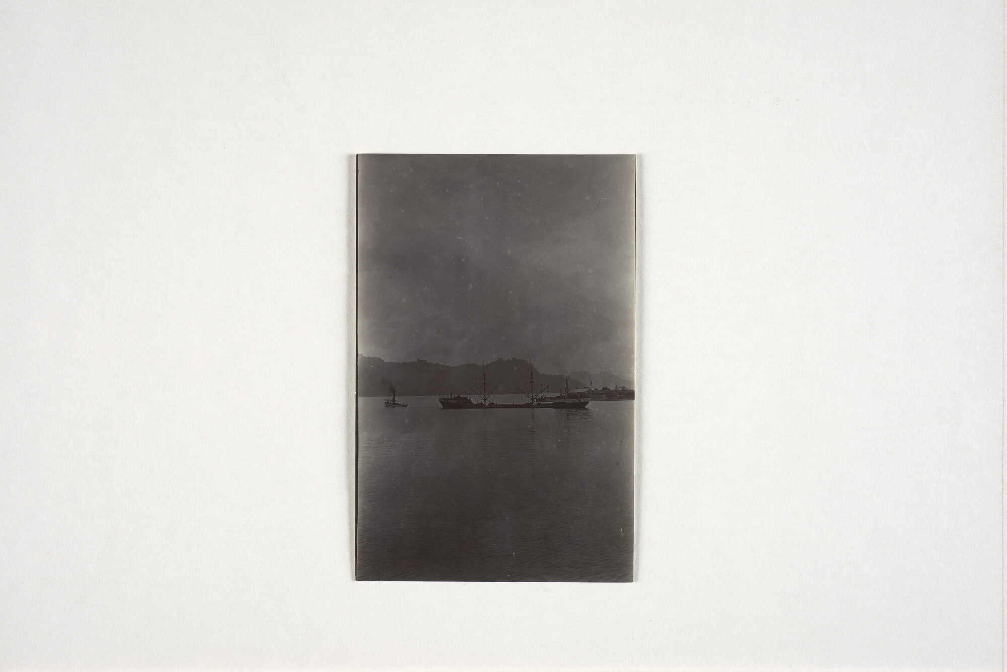 1994.1368; Foto's van de zeelichter 'Bromo', na breken sleeptros, in moeilijkheden op zee; fotoreportage