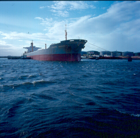 S.9100(8626); Dia van de 'Atlantic Princess' op sleep door sleepboten van Reederij Goedkoop; diapositief