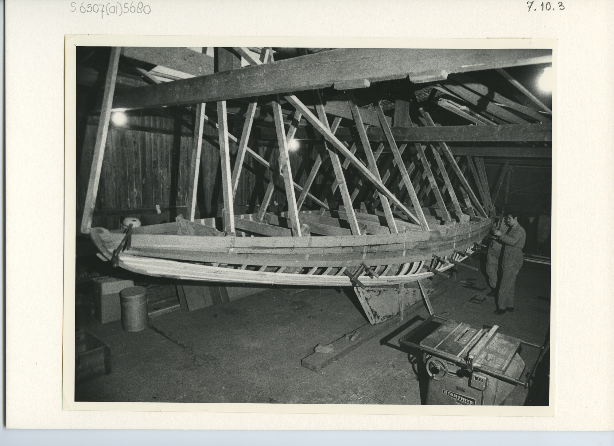 S.6507(01)5680; Foto van de bouw van de regenboog 96 bij jachtbouw Bartels in Leiderdorp; foto