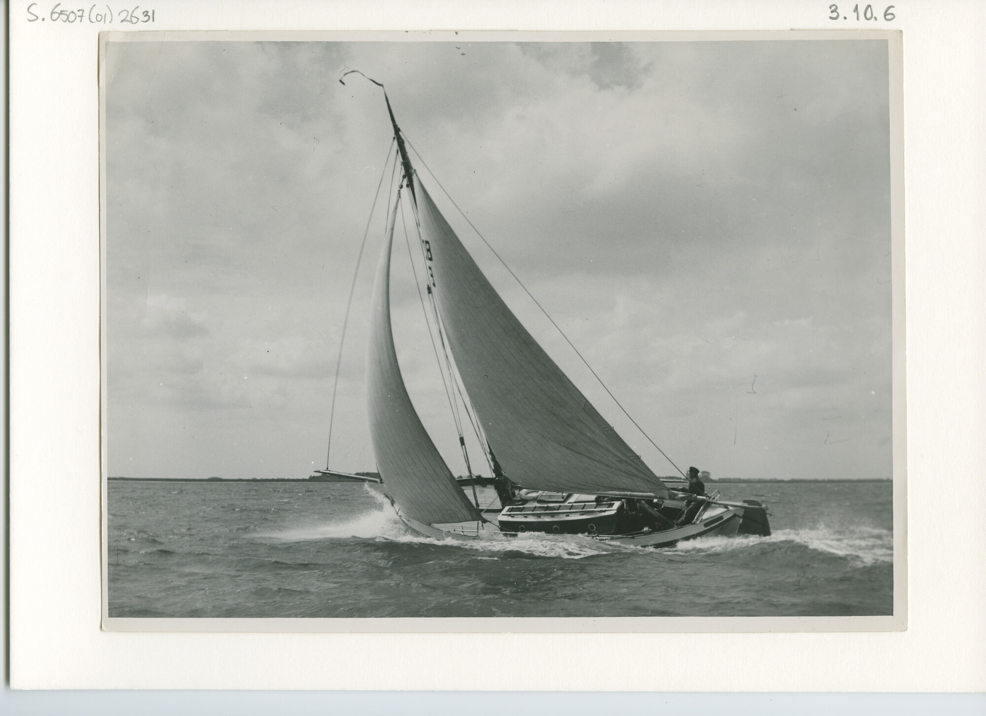 S.6507(01)2631; Zijaanzicht van een schokker hoog aan de wind op ruim water; foto