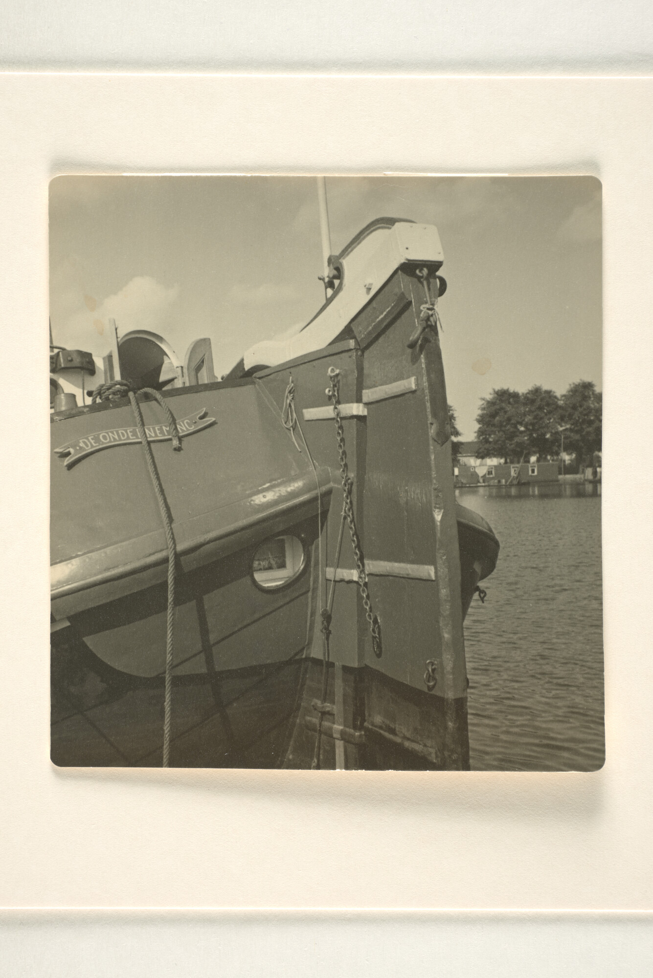 1996.3387; Detailfoto van roer en achterschip van de tjalk 'De Onderneming'; foto