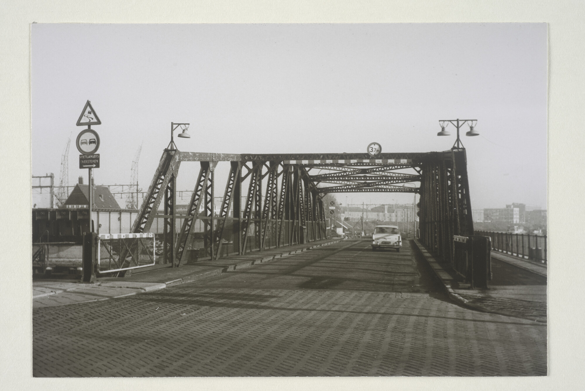 2000.2612; Verkeersbrug over de Oosterdokssluis, 22 november 1970; foto