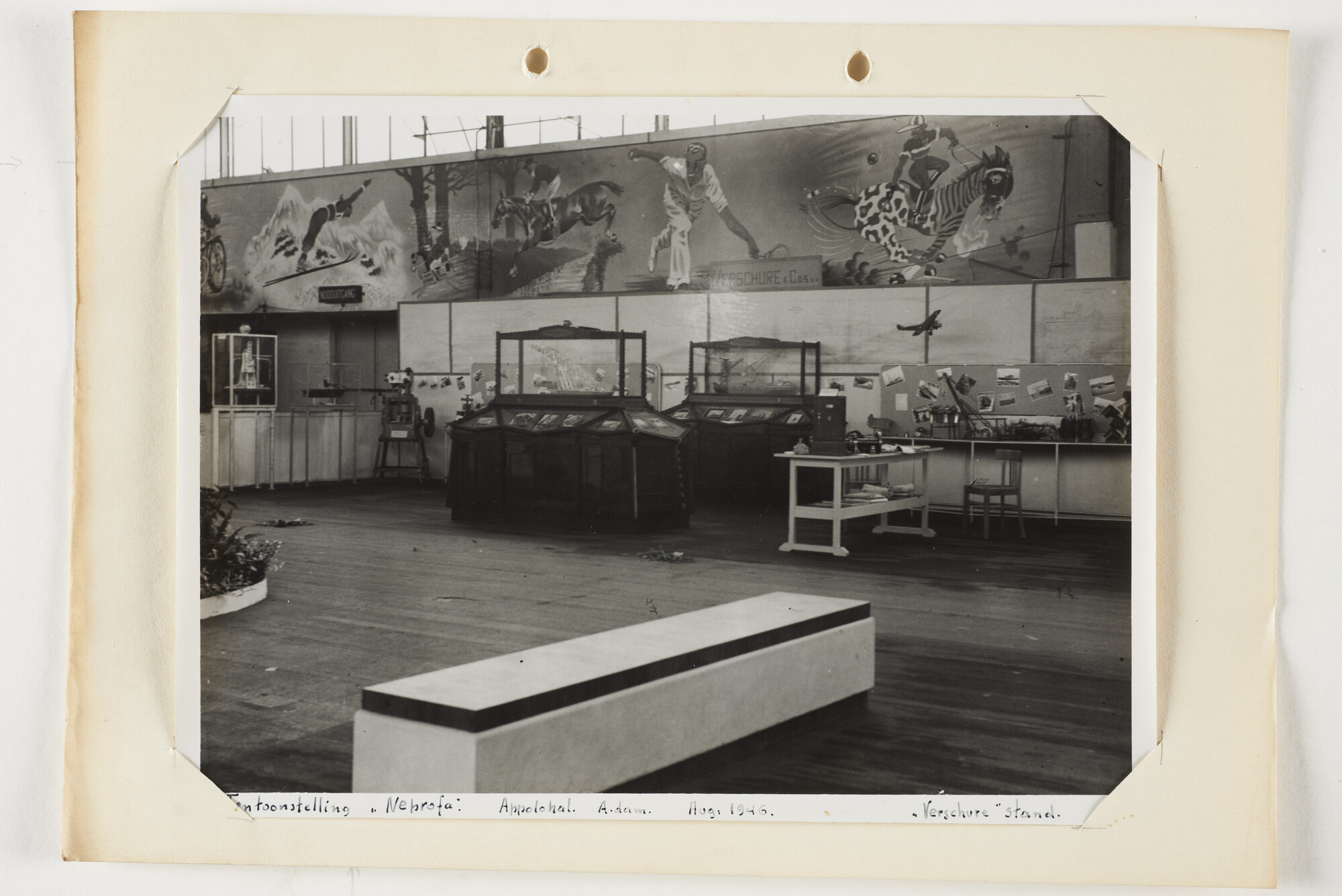 S.5621(01)1221; Foto van Verschure stand tijdens de  tentoonstelling "Nebrofa": Appolohal.; foto