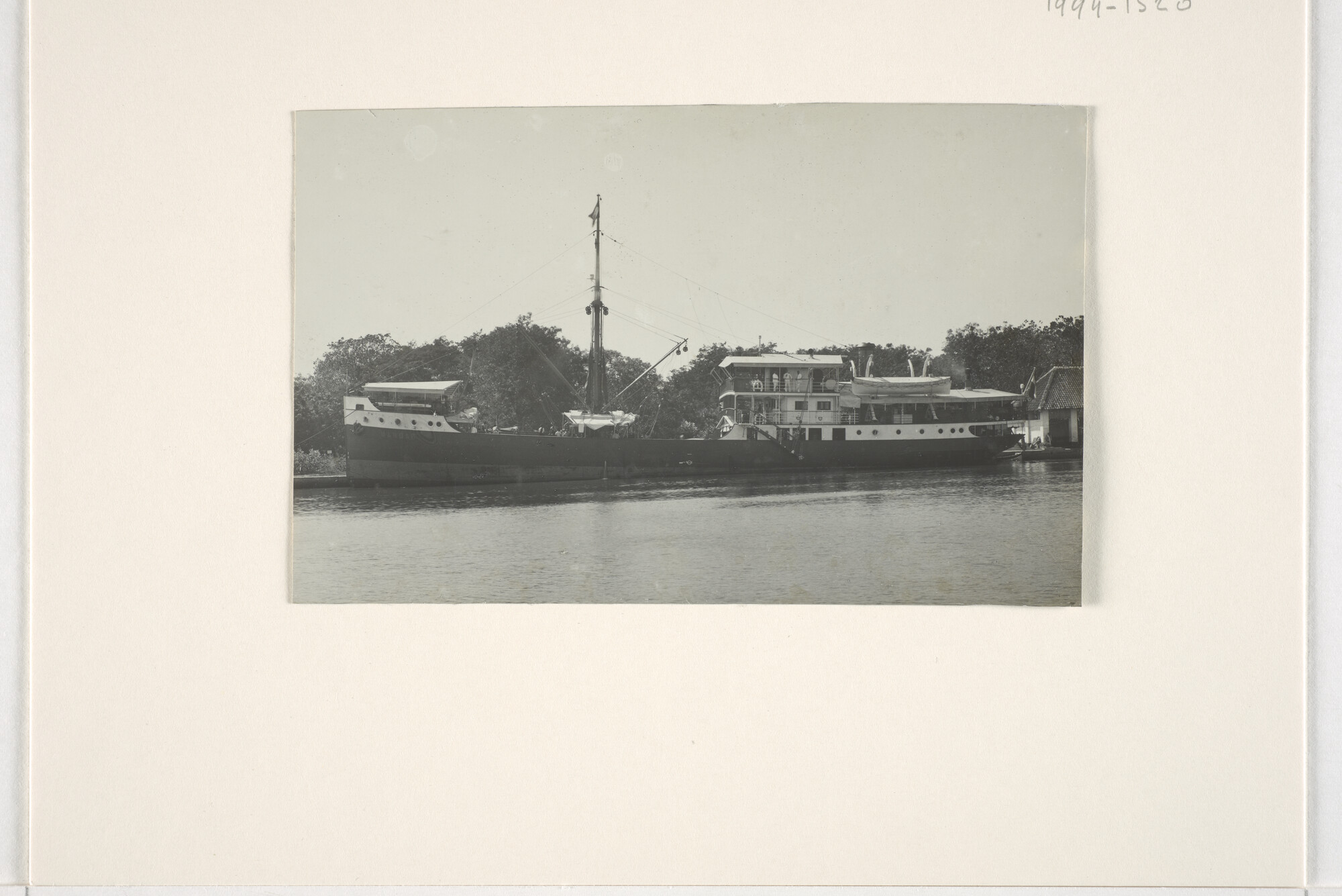 1994.1520; De coaster ms. 'Mandar' afgemeerd aan de wal (ergens) in Nederlands Indië; foto